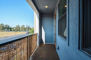 Chic Modern Retreat With Stunning Views 1360 Sqft