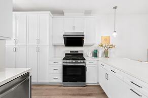 Chic Modern Retreat With Stunning Views 1360 Sqft