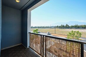 Chic Modern Retreat With Stunning Views 1360 Sqft