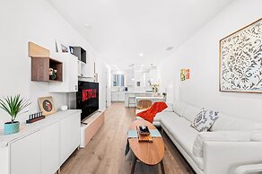 Chic Modern Retreat With Stunning Views 1360 Sqft