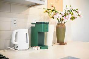 Chic Modern Retreat With Stunning Views 1360 Sqft