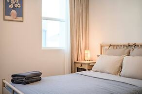 Chic Modern Retreat With Stunning Views 1360 Sqft