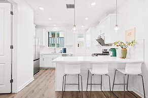 Chic Modern Retreat With Stunning Views 1360 Sqft