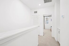 Chic Modern Retreat With Stunning Views 1360 Sqft