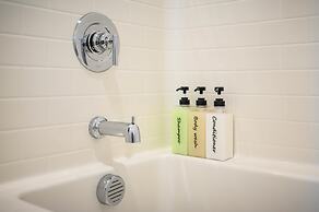 Chic Modern Retreat With Stunning Views 1360 Sqft