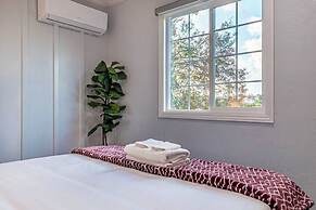 Stunning LA Luxury Retreat: Ideal for Work or Play