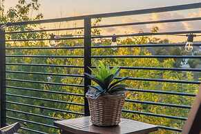 Stunning LA Luxury Retreat: Ideal for Work or Play