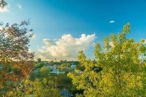 Stunning LA Luxury Retreat: Ideal for Work or Play