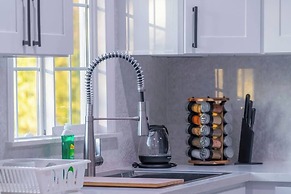 Stunning LA Luxury Retreat: Ideal for Work or Play