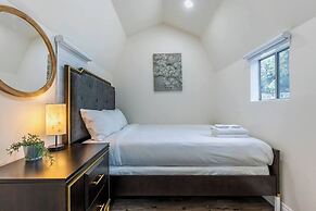 Stunning LA Luxury Retreat: Ideal for Work or Play