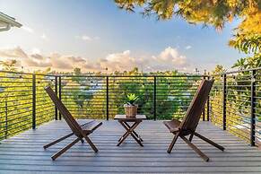 Stunning LA Luxury Retreat: Ideal for Work or Play