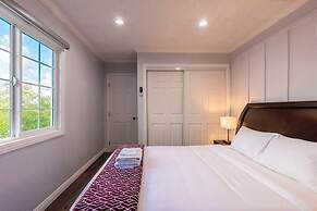 Stunning LA Luxury Retreat: Ideal for Work or Play