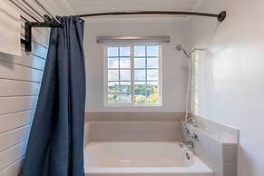 Stunning LA Luxury Retreat: Ideal for Work or Play