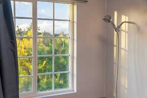 Stunning LA Luxury Retreat: Ideal for Work or Play