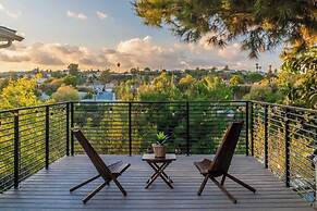 Stunning LA Luxury Retreat: Ideal for Work or Play