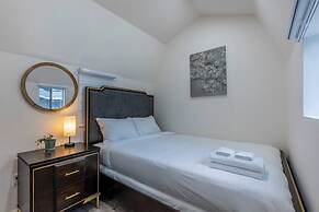 Stunning LA Luxury Retreat: Ideal for Work or Play