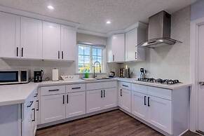 Stunning LA Luxury Retreat: Ideal for Work or Play