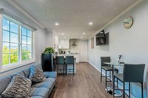 Stunning LA Luxury Retreat: Ideal for Work or Play