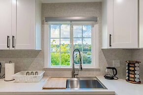 Stunning LA Luxury Retreat: Ideal for Work or Play