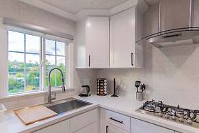 Stunning LA Luxury Retreat: Ideal for Work or Play