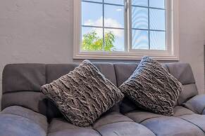 Stunning LA Luxury Retreat: Ideal for Work or Play