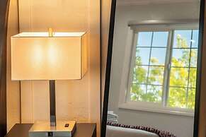 Stunning LA Luxury Retreat: Ideal for Work or Play