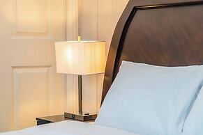 Stunning LA Luxury Retreat: Ideal for Work or Play