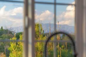 Stunning LA Luxury Retreat: Ideal for Work or Play