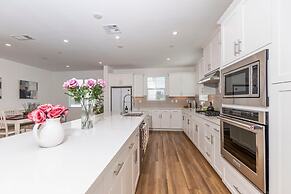 Master Bedroom With King Bed Central Location