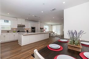 Master Bedroom With King Bed Central Location