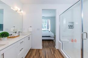 Master Bedroom With King Bed Central Location