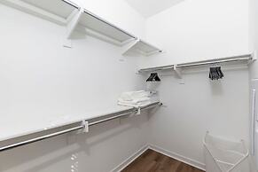 Master Bedroom With King Bed Central Location