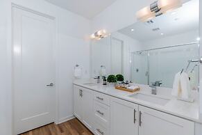 Master Bedroom With King Bed Central Location