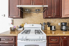 Elegant Retreat Modern Comforts, Prime Location