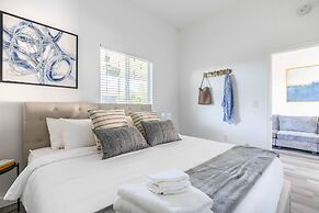 Elegant Retreat Modern Comforts, Prime Location