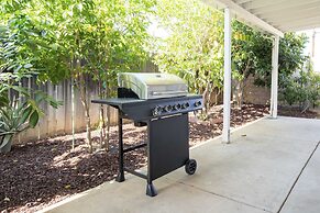 Elegant Retreat Modern Comforts, Prime Location