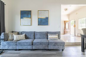 Elegant Retreat Modern Comforts, Prime Location