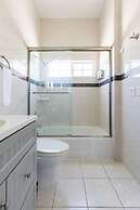 Elegant Retreat Modern Comforts, Prime Location