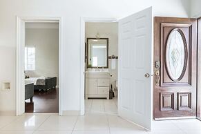 Elegant Retreat Modern Comforts, Prime Location