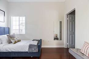 Elegant Retreat Modern Comforts, Prime Location