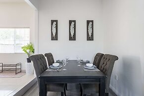 Elegant Retreat Modern Comforts, Prime Location