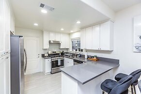 Not Affected by the Fire/elegant Pasadena Retreat Prime Comfort Awaits