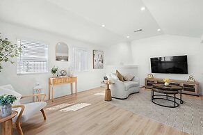 Not Affected by the Fire/spacious Modern Retreat w Luxury Amenities &