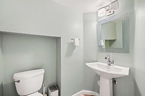 Spacious Retreat w Modern Decor and Private Yard