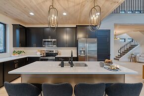 Indoor Pool Hot Tub Firepit Theater All-season Retreat Kings Crown by 