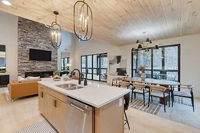 Indoor Pool Hot Tub Firepit Theater All-season Retreat Kings Crown by 