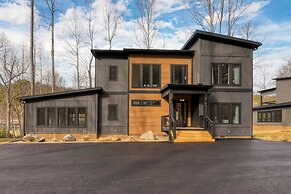 Indoor Pool Hot Tub Firepit Theater All-season Retreat Kings Crown by 