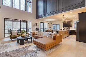 Indoor Pool Hot Tub Firepit Theater All-season Retreat Kings Crown by 