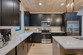 Indoor Pool Hot Tub Firepit Theater All-season Retreat Kings Crown by 