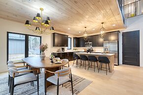 Indoor Pool Hot Tub Firepit Theater All-season Retreat Kings Crown by 